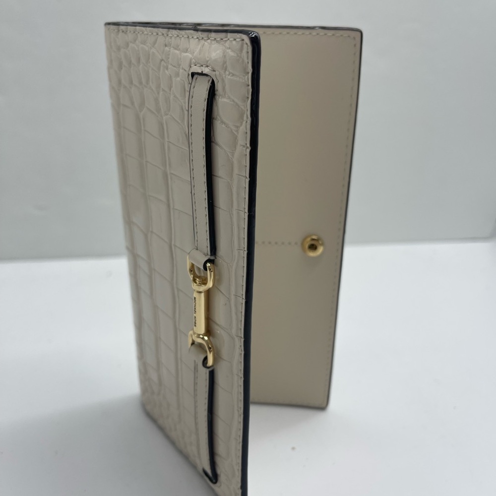 MICHAEL KORS Carson Large Crocodile Embossed Bifold Snap Wallet
Light Cream 
NWT - Picture 15 of 16